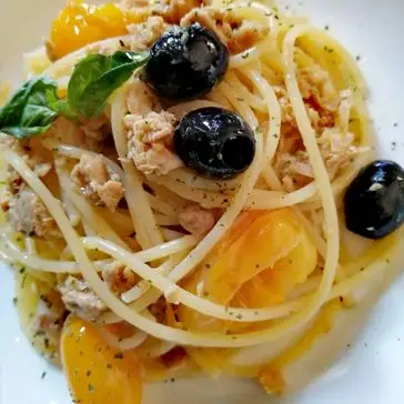 Ricetta Spaghetti con tonno, olive nere e datterini gialli. di anna_maria094