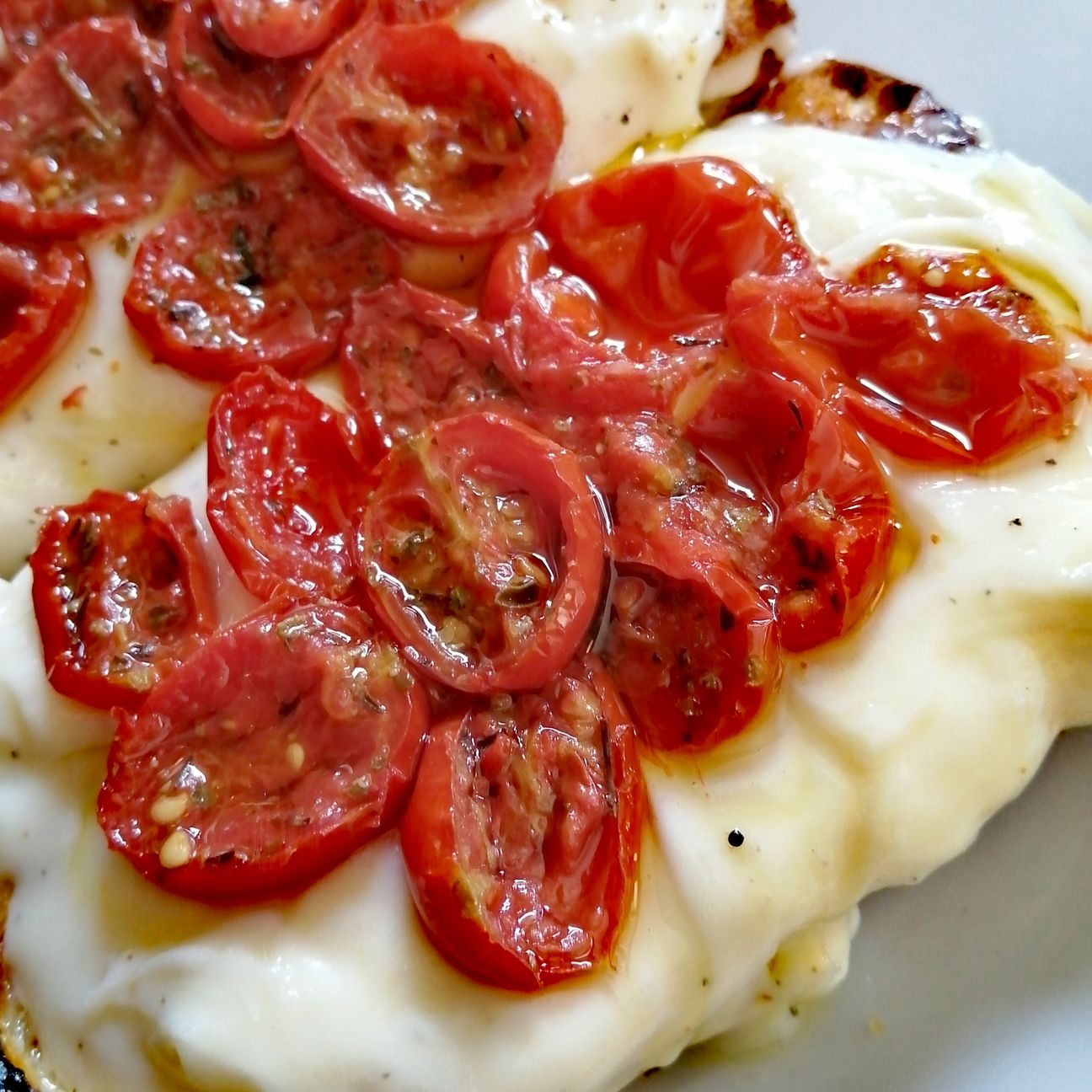 Bruschetta con stracchino e pomodorini confit