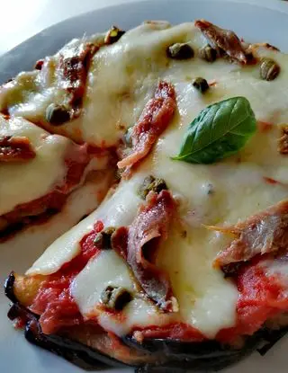 Ricetta Pizza di melanzane con scamorza, acciughe e capperi di anna_maria094