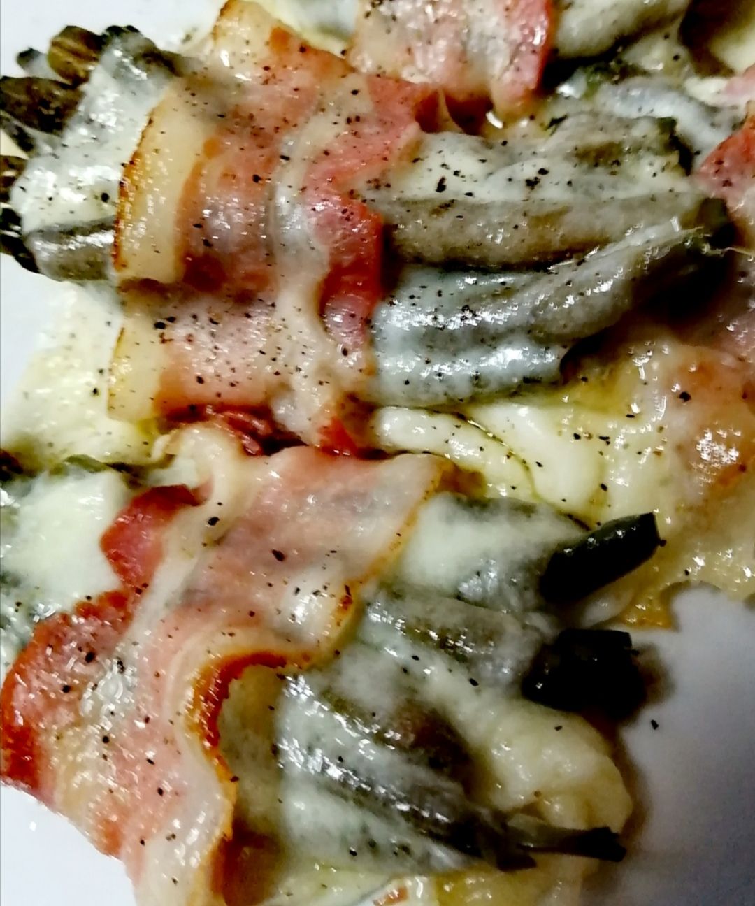 Involtini con fagiolini, bacon e scamorza