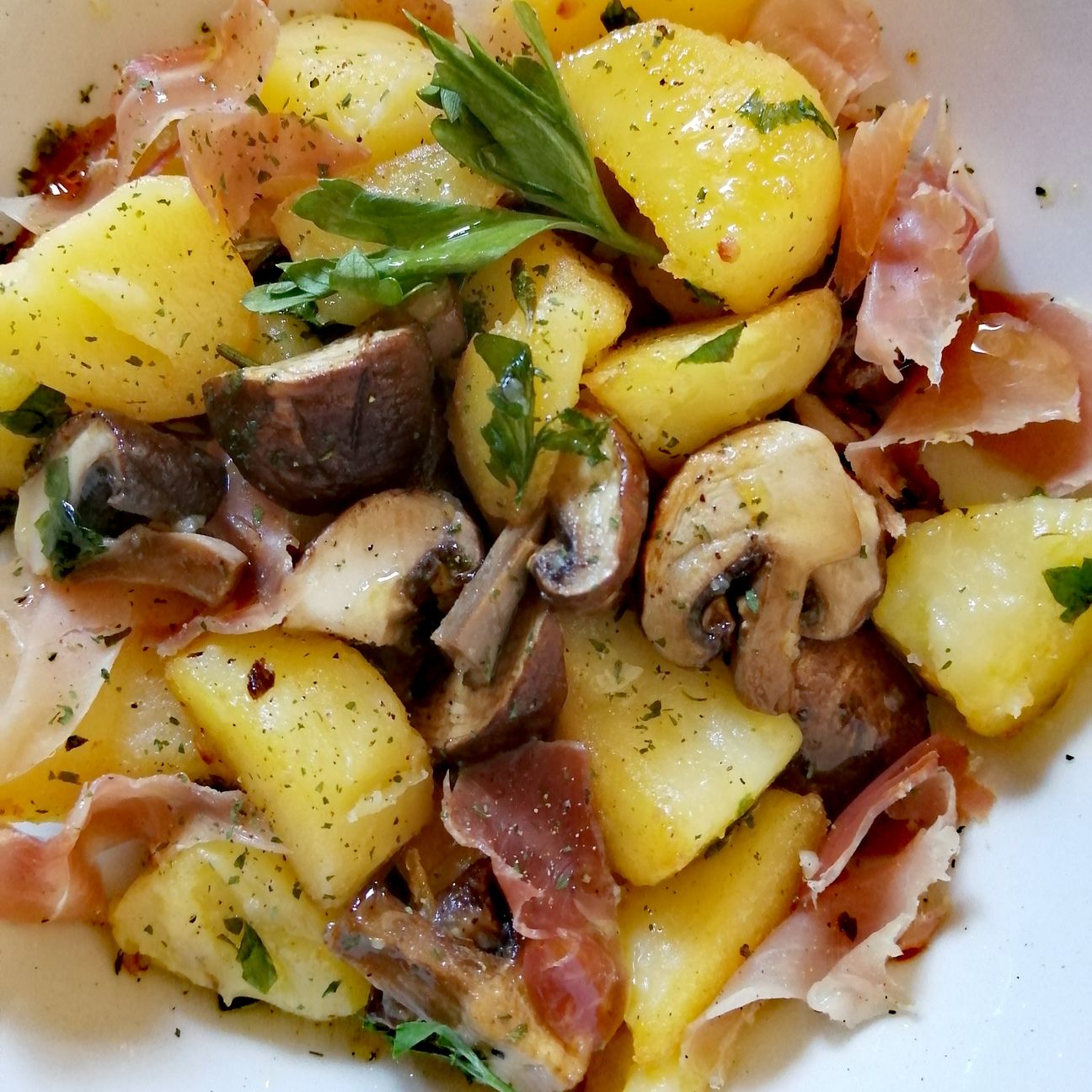 Patate, funghi crema champignon e prosciutto crudo