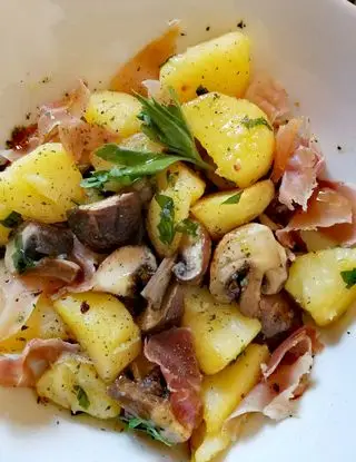 Ricetta Patate, funghi crema champignon e prosciutto crudo di anna_maria094