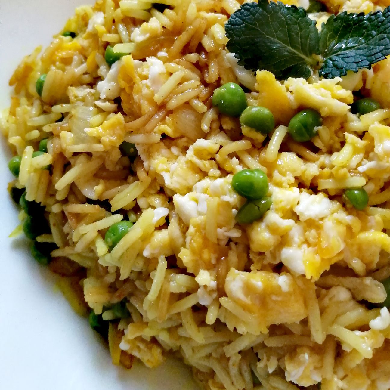 Riso basmati al curry con uova e piselli