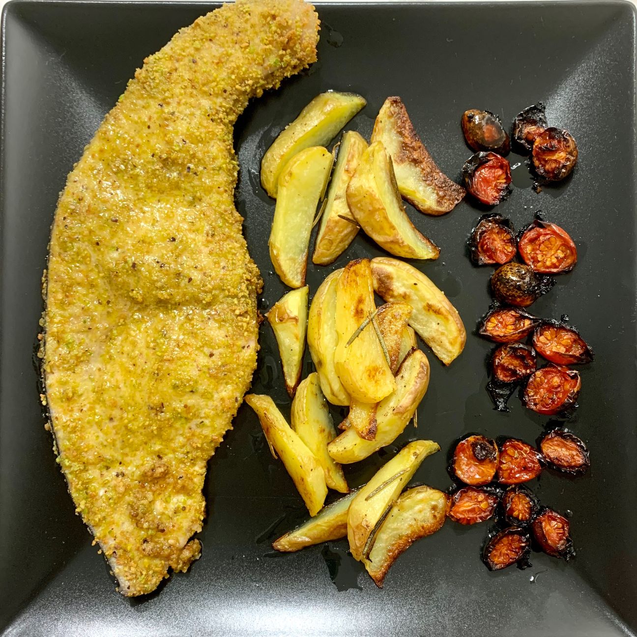 Pesce spada in crosta di pistacchio con patate e pomodorini confit
