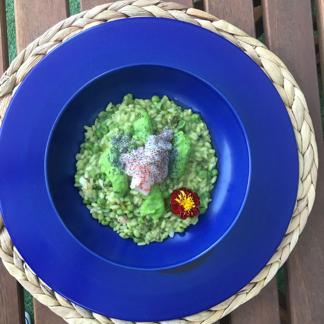 Risotto con piselli e tartare di gambero di Mazara del Vallo.