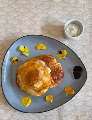 Ricetta Facaccine di pasta sfoglia con salsa, capperi e sottilette di erikariserbato