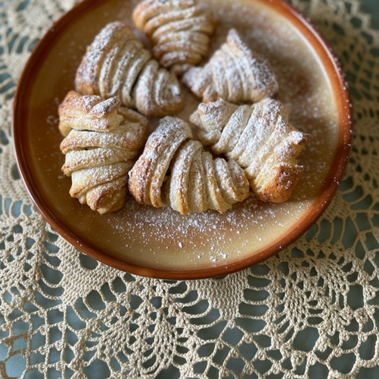 Sfogliatelle con ricotta e gocce di cioccolato