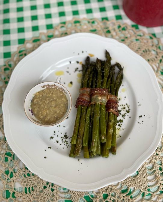 Asparagi con bacon e crema di cicerchie al rosmarino.