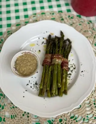 Ricetta Asparagi con bacon  e crema di cicerchie al rosmarino. di erikariserbato