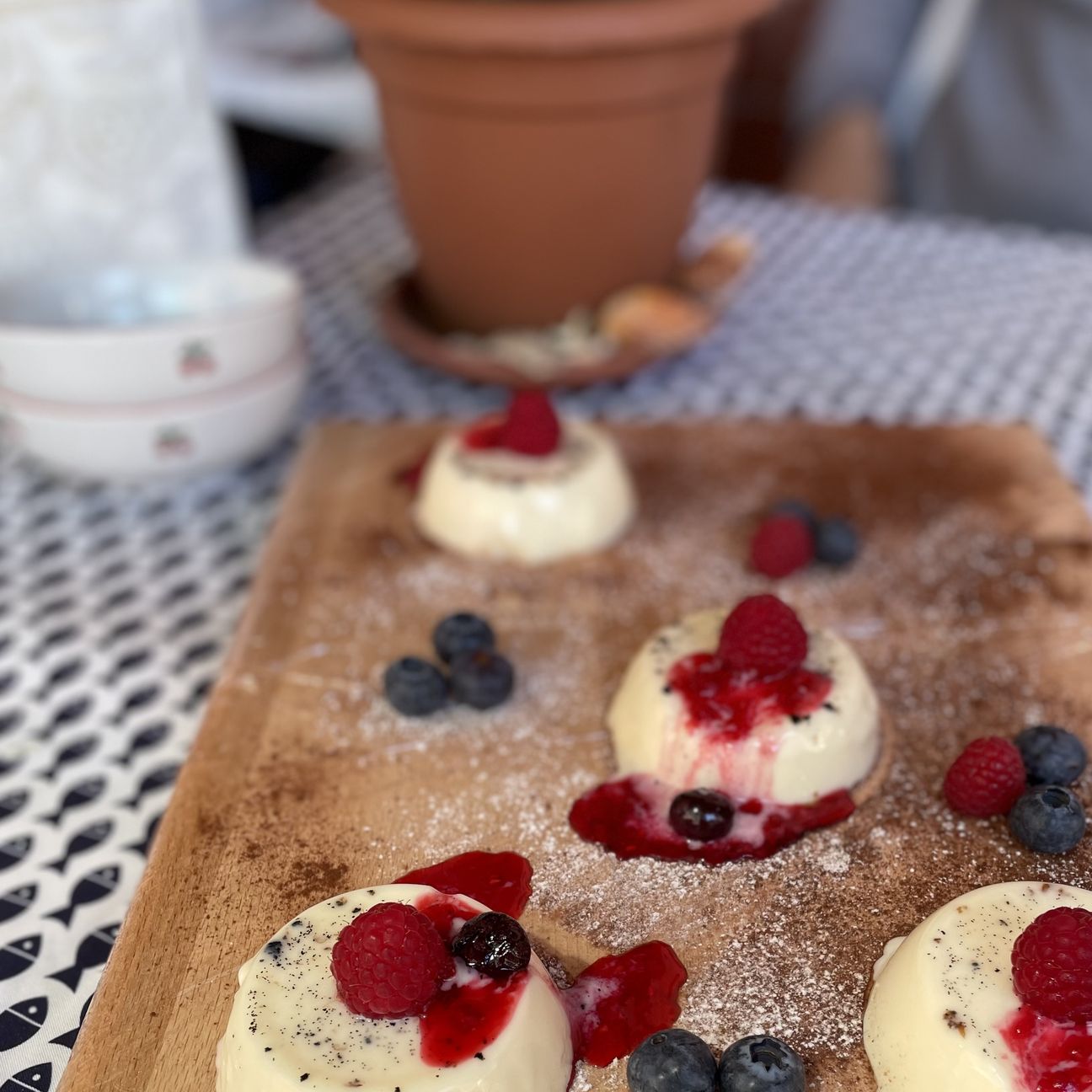 Panna cotta con salsa ai frutti di bosco