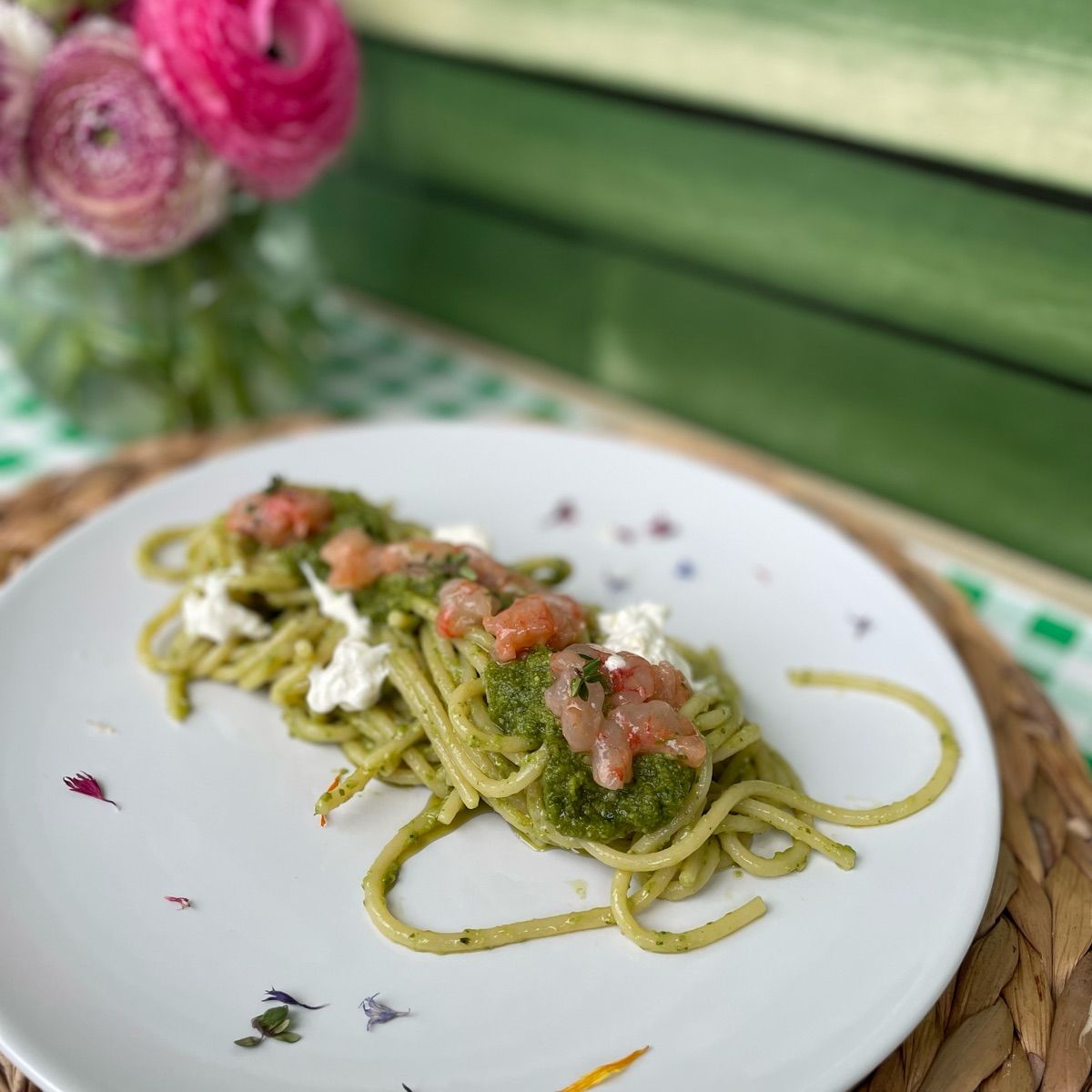 Spaghetti al pesto e tartare di gambero