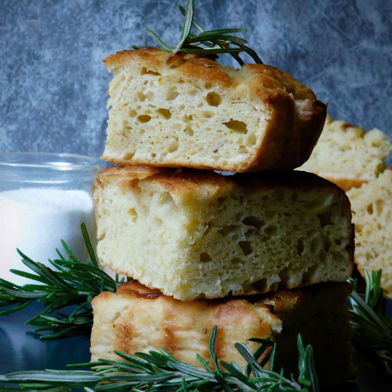 Focaccia veloce e senza impasto con cipolle