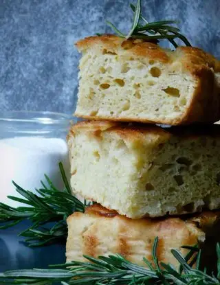 Ricetta Focaccia veloce e senza impasto con cipolle di zeldaskitchen