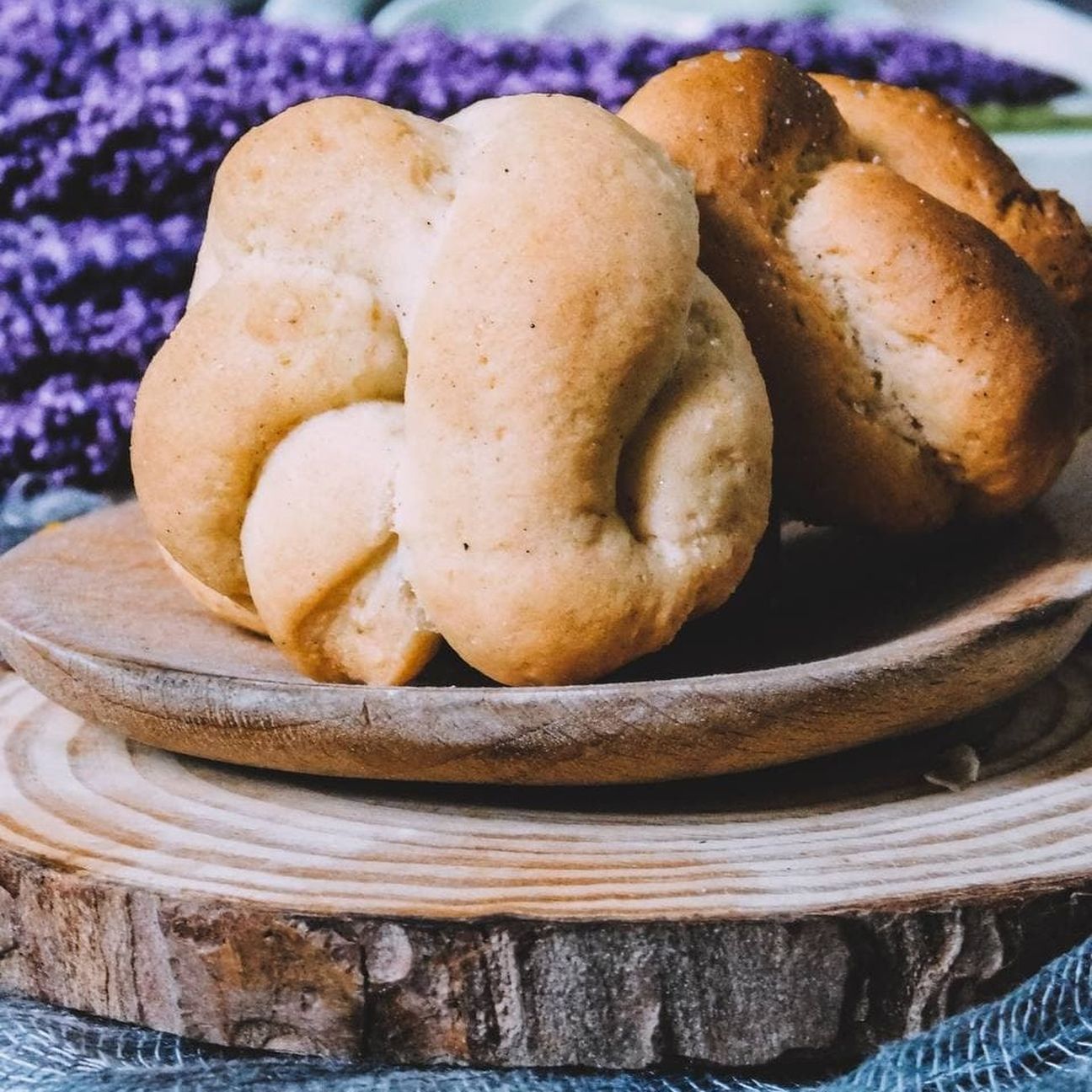 Biscotti treccia con vaniglia, cannella e granella di nocciole