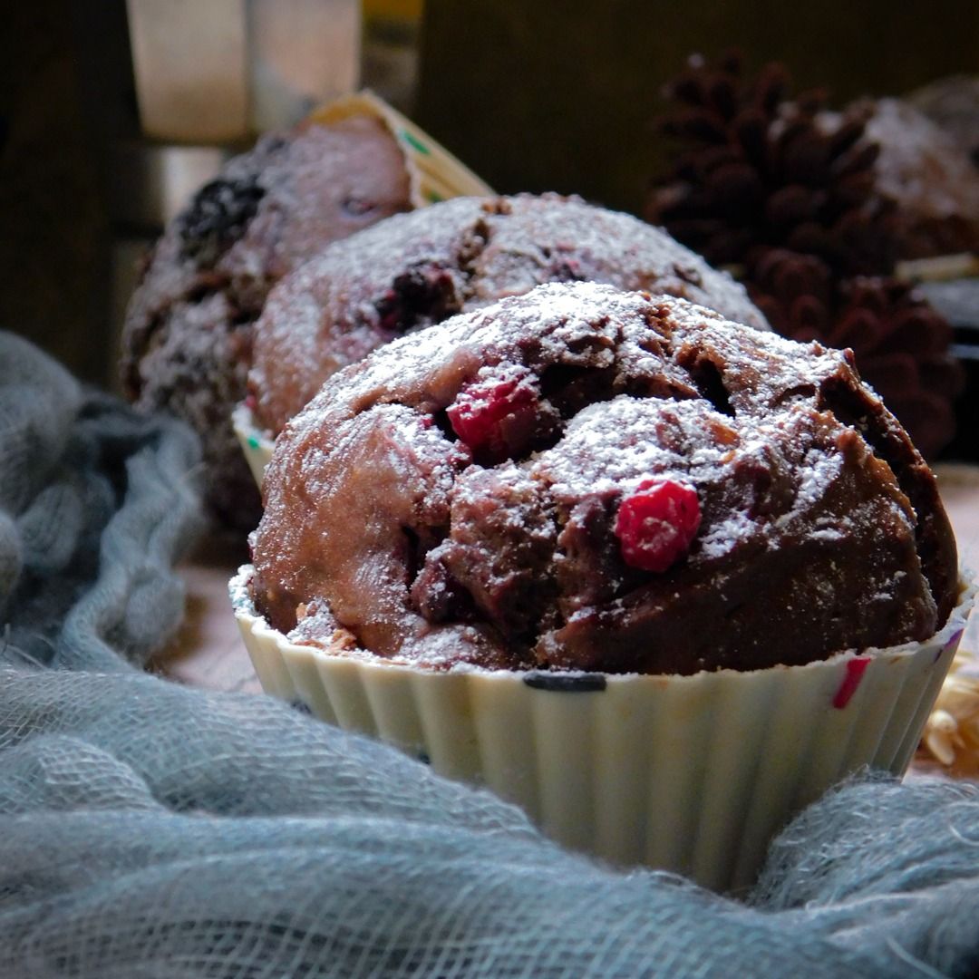 Muffin al cioccolato fondente e frutti di bosco