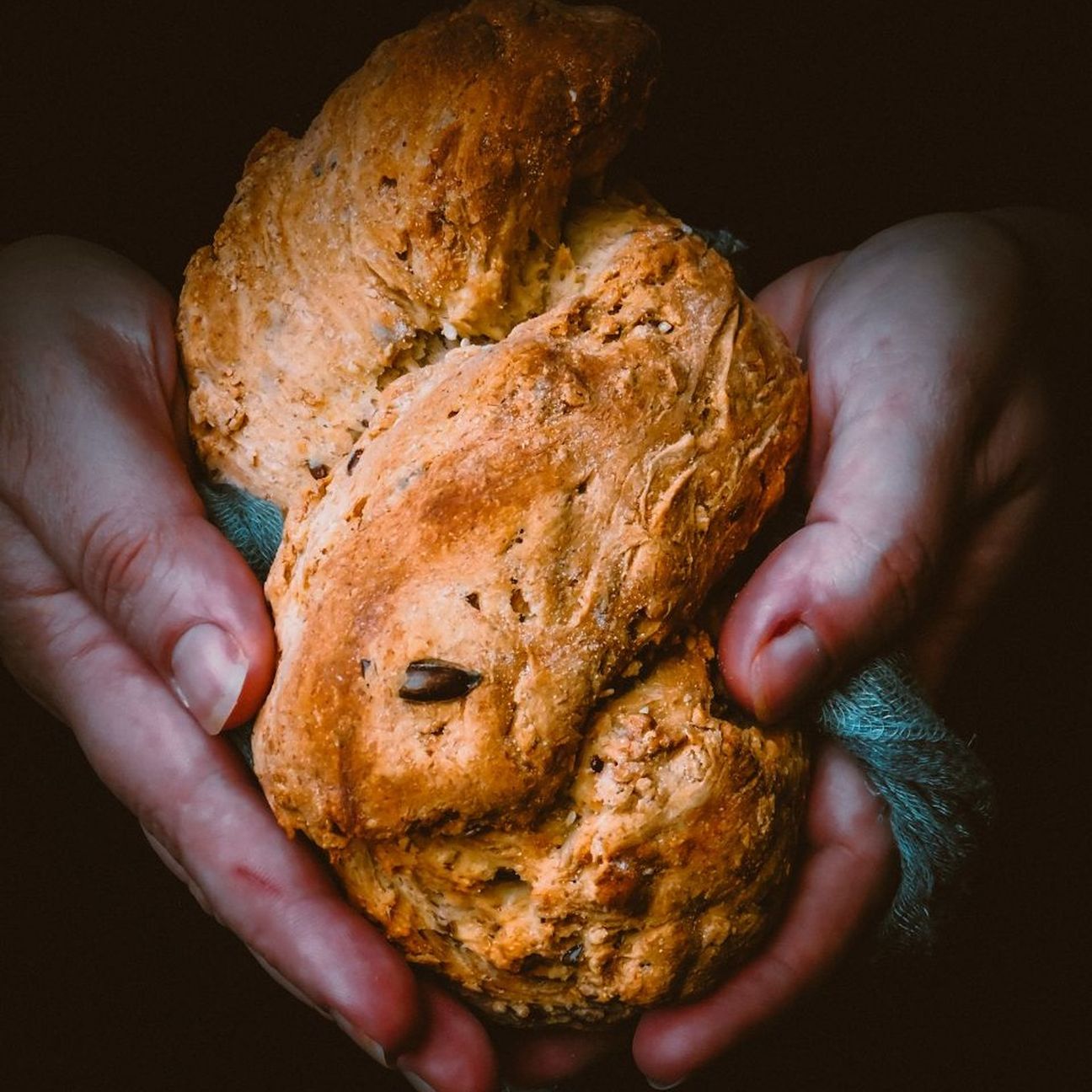 Treccia di pane ai cereali, croccante e morbida