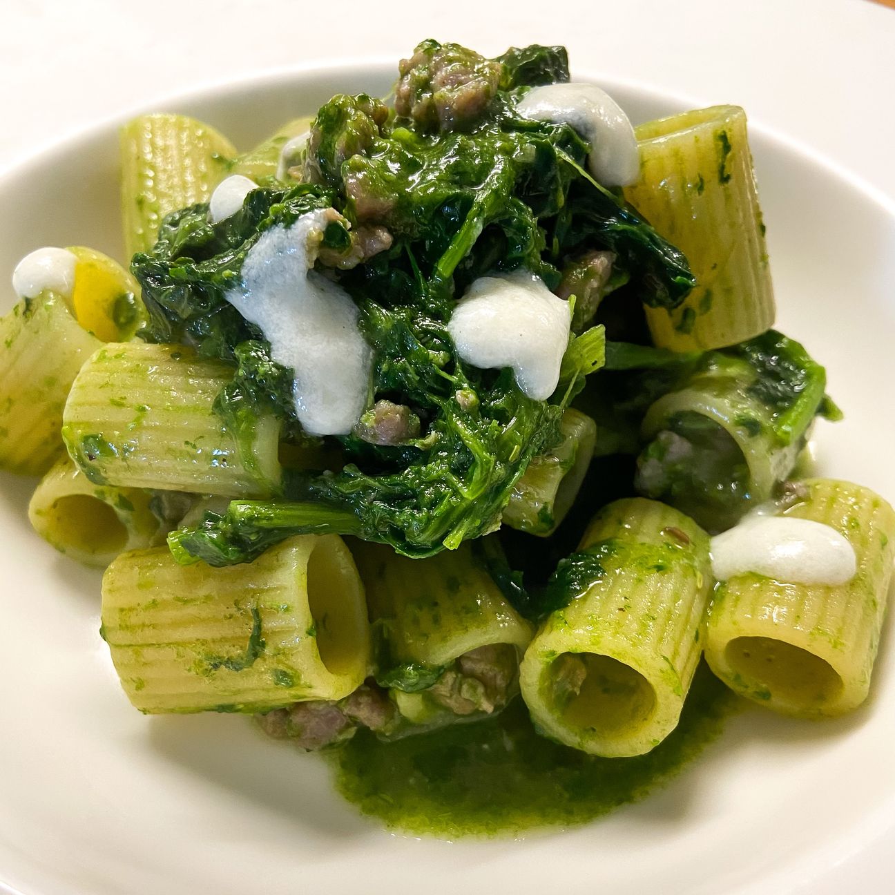 Mezzi rigatoni con salsiccia, cime di rapa e crema di castelmagno