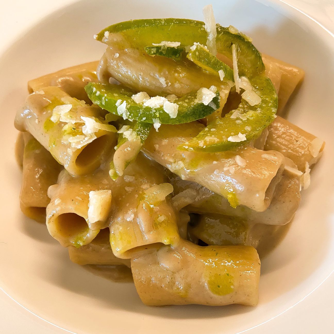 Rigatoni con crema di melanzane, grana, pomodori sardi al profumo di limone e olio al basilico