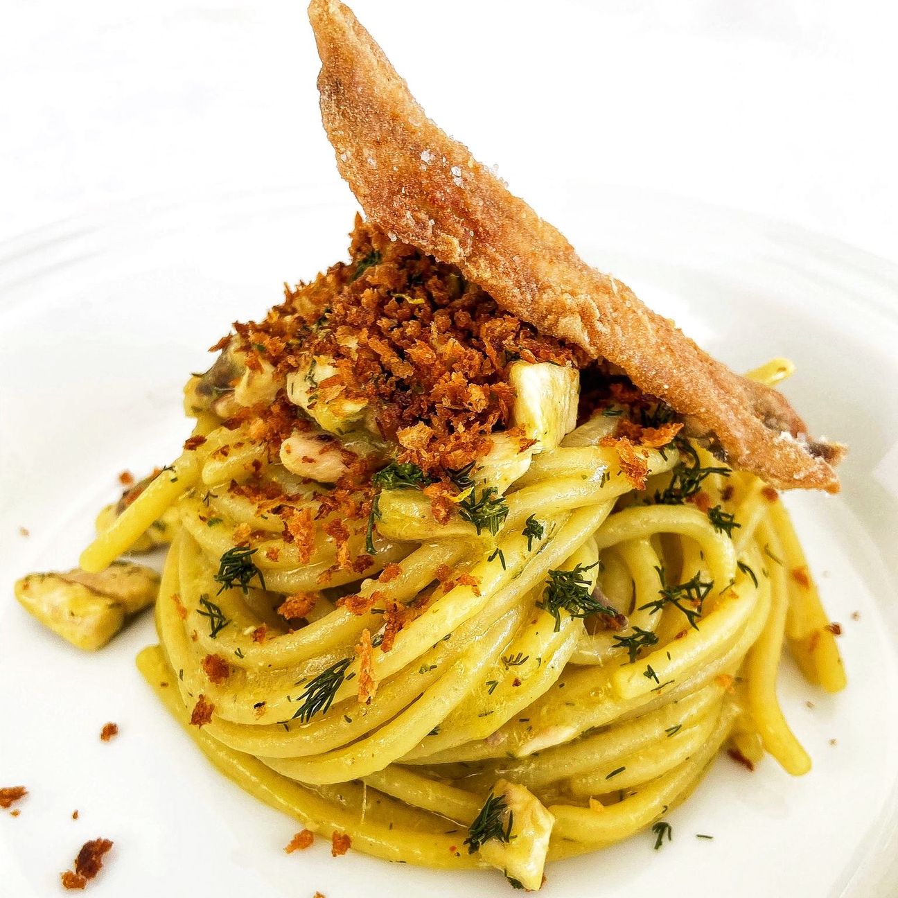 Spaghetti con acciughe fresche, finocchietto, pinoli e pangrattato.