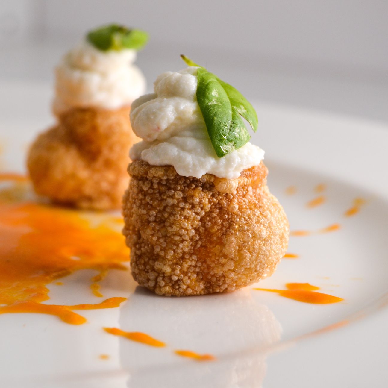 Pasta soffiata con mousse di ricotta vaccina e pomodori secchi su crema di Pachino