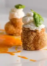 Ricetta Pasta soffiata con mousse di ricotta vaccina e pomodori secchi su crema di Pachino