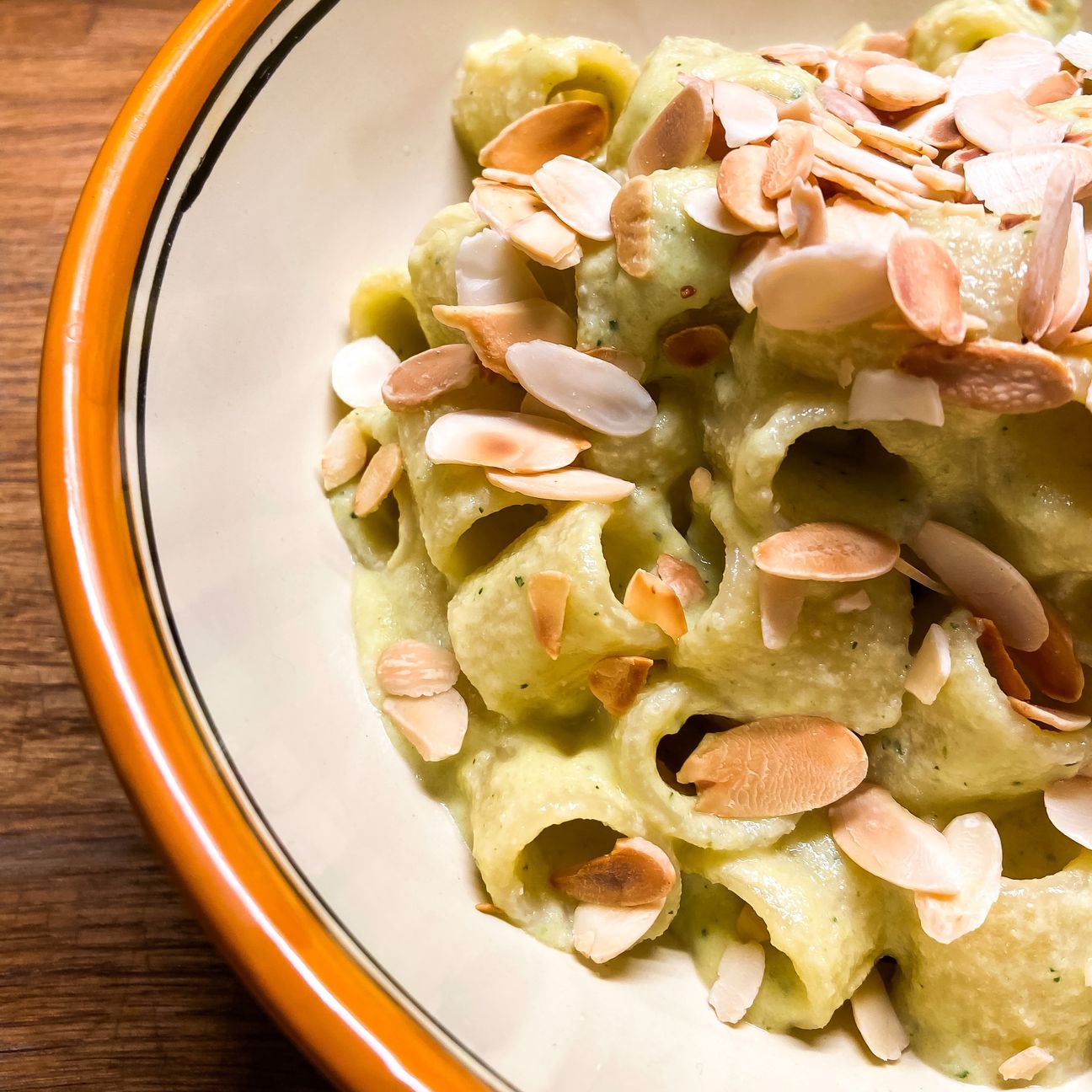 Mezze maniche con pesto di zucchine, menta e mandorle tostate