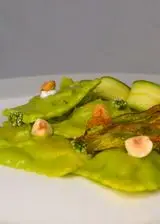 Ricetta Ravioli   ricotta e spinaci con crema di zucchine e caprino, fiori di zucca croccanti, zucchine marinate e nocciole