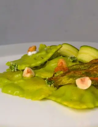 Ricetta Ravioli   ricotta e spinaci con crema di zucchine e caprino, fiori di zucca croccanti, zucchine marinate e nocciole di robertobuemi