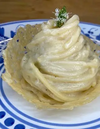 Ricetta Spaghetti con crema di acciughe e cavolfiore in un simil cestino di Parmigiano di robertobuemi