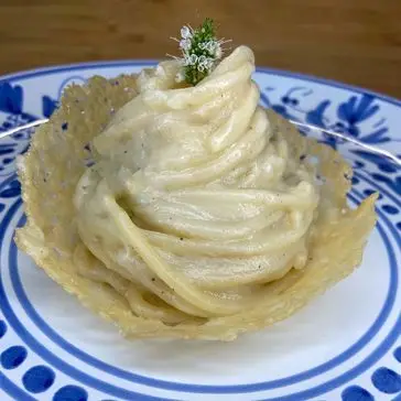 Ricetta Spaghetti con crema di acciughe e cavolfiore in un simil cestino di Parmigiano