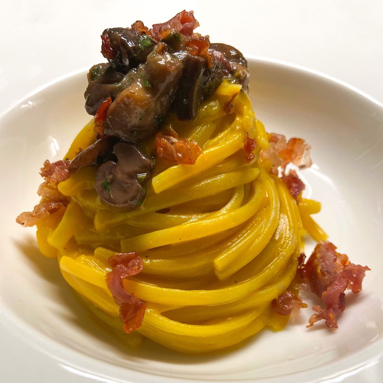 Linguine con crema di zucca Mantovana, porcini e crudo di Parma