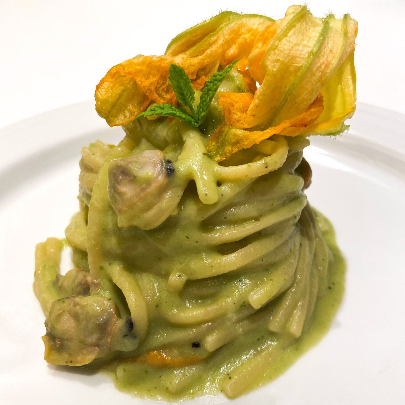 Linguine con crema di zucchine, fiori di zucca e vongole