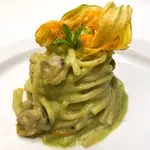 Ricetta Linguine con crema di zucchine, fiori di zucca e vongole