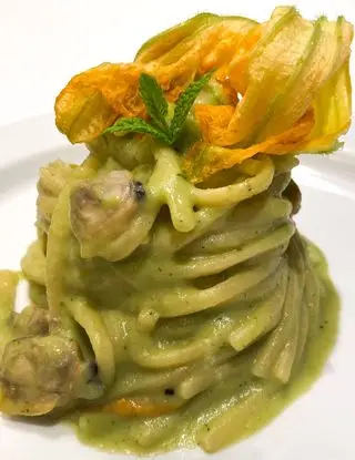 Ricetta Linguine con crema di zucchine, fiori di zucca e vongole di robertobuemi