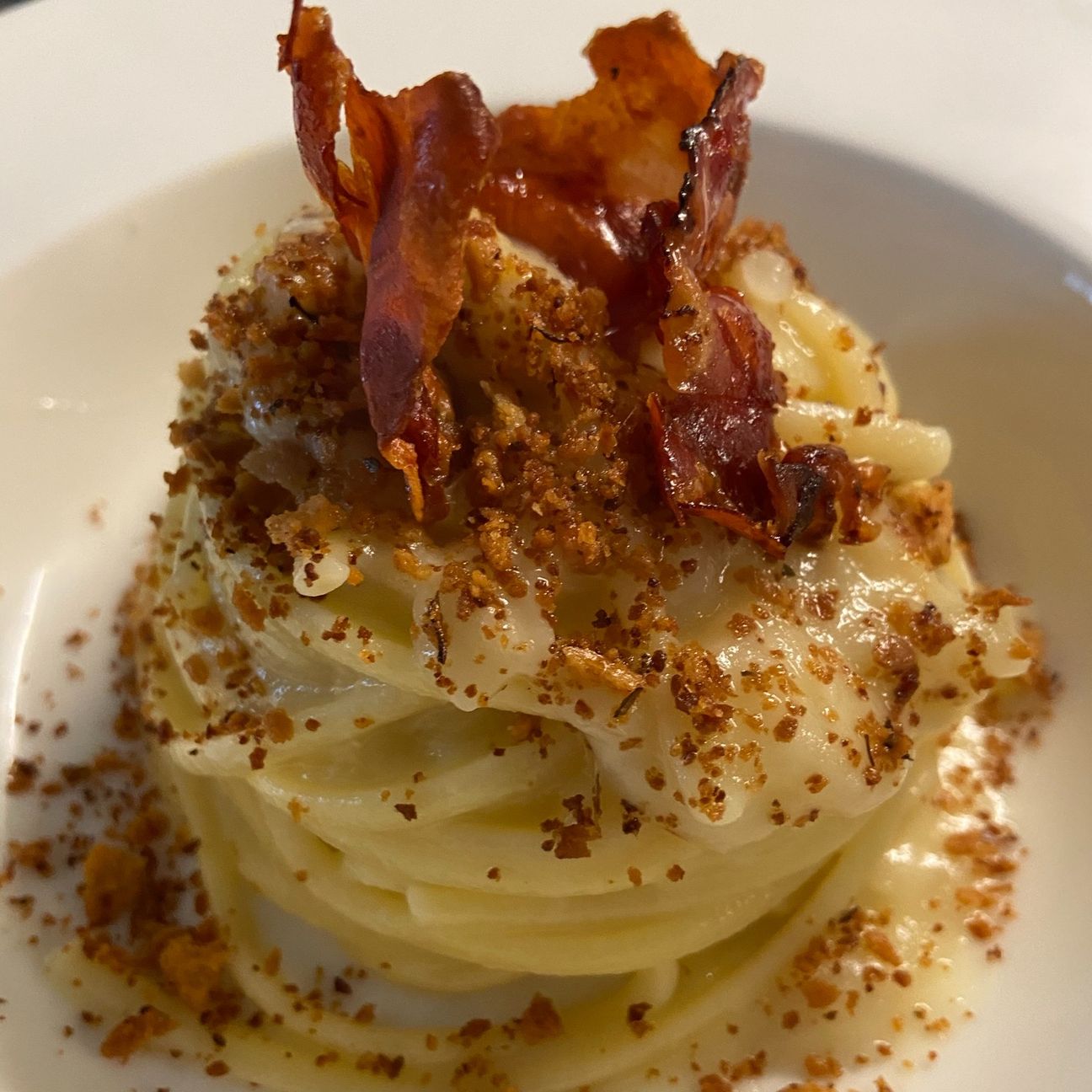 Linguine con crema di cipolle, polvere di taralli in acciuga e chips di speck!
