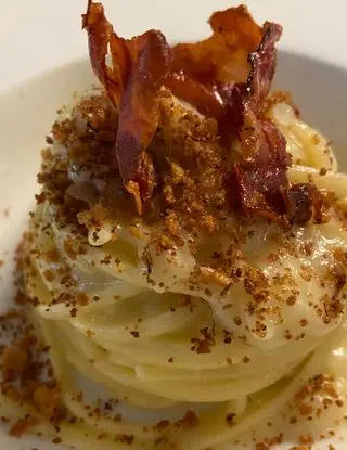 Ricetta Linguine con crema di cipolle, polvere di taralli in acciuga e chips di speck! di robertobuemi