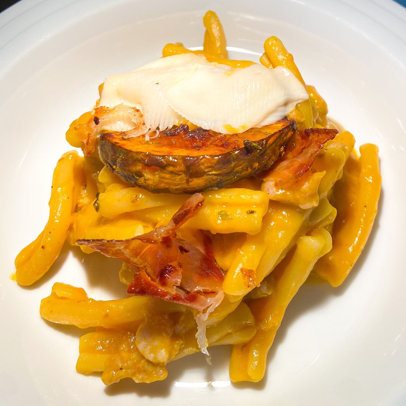 Caserecce con crema di zucca Delica, salsiccia condita, speck dell’Alto Adige e provola ragusana