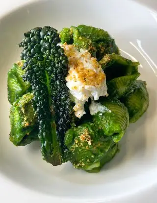 Ricetta Conchiglie rigate con crema di cavolo nero, le sue chips, quenelle di ricotta e miele e polvere di taralli 🌿 di robertobuemi