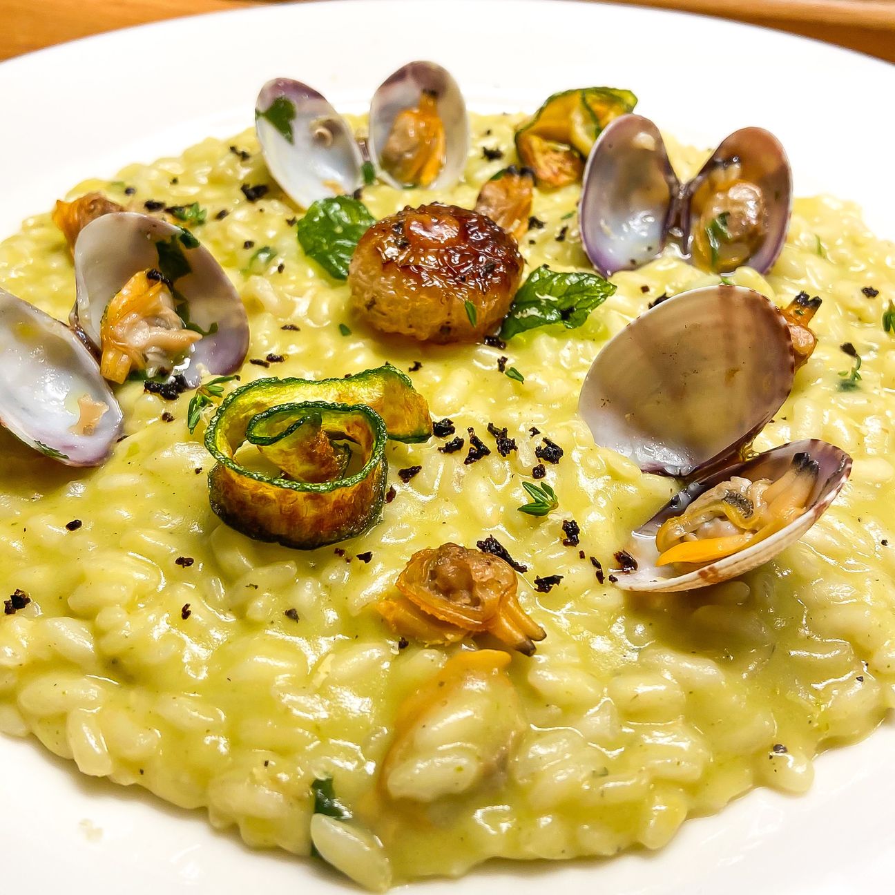 Risotto zucchine e vongole con cipollotto e polvere di olive taggiasche 🌿