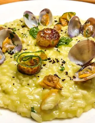 Ricetta Risotto zucchine e vongole con cipollotto e polvere di olive taggiasche 🌿 di robertobuemi