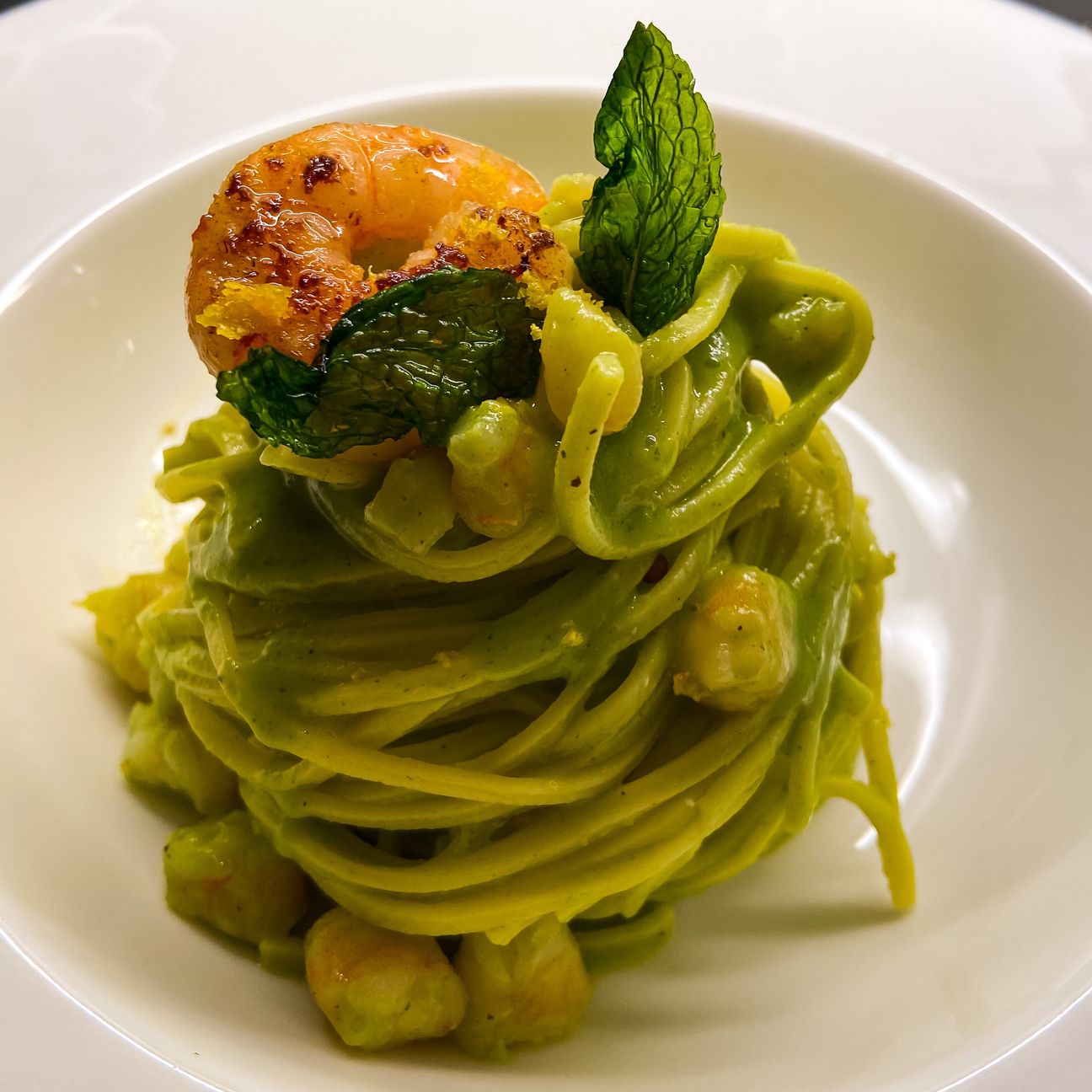 Tonnarelli all’uovo con crema di piselli, gamberoni, limone e menta croccante 🦐