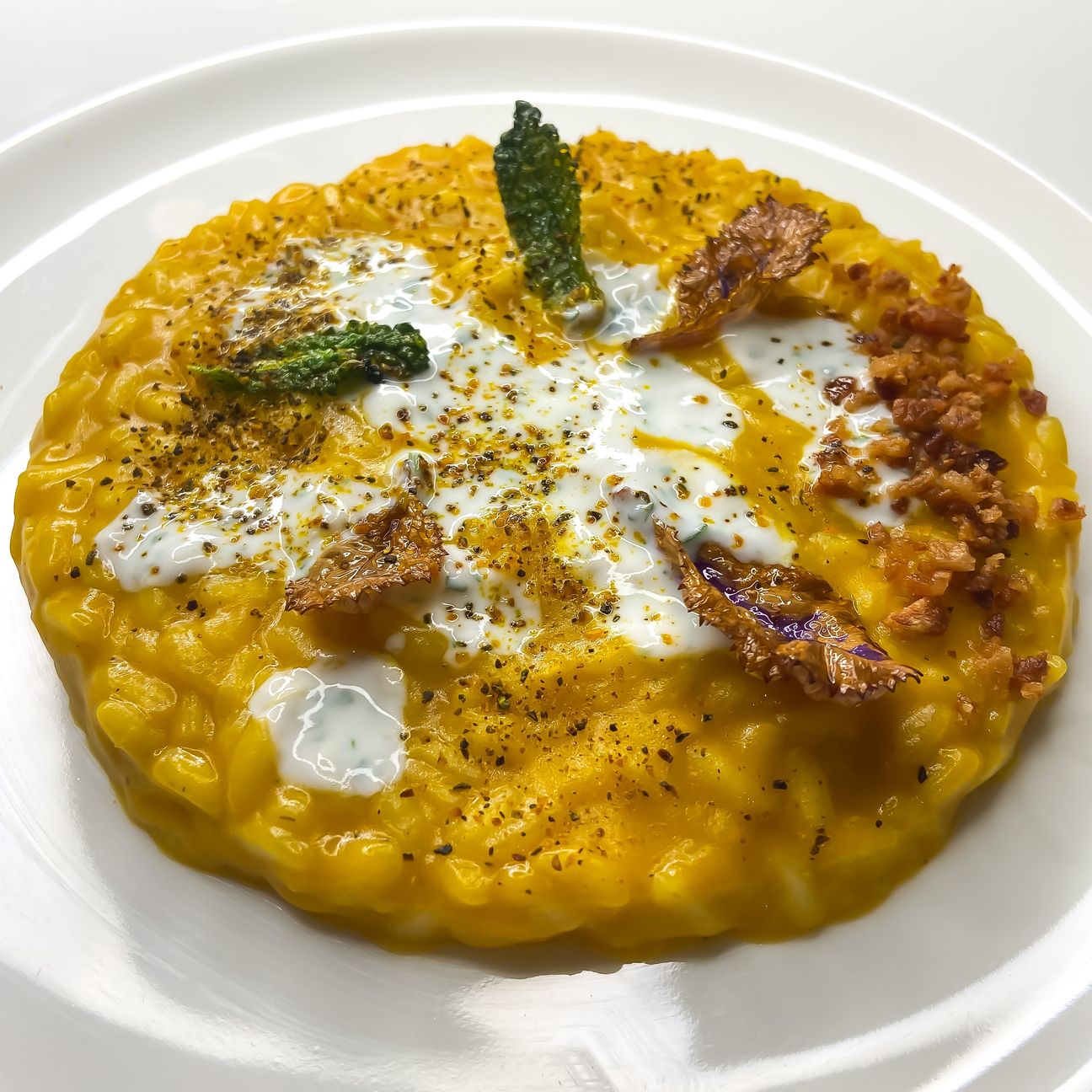 Risotto alla zucca e la sua polvere con salsa allo yogurt e guanciale croccante 🍂