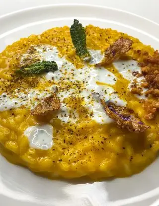 Ricetta Risotto alla zucca e la sua polvere con salsa allo yogurt e guanciale croccante 🍂 di robertobuemi