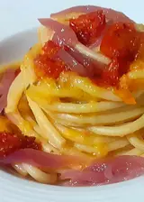 Ricetta Bucatini con pomodori datterini gialli, cipolle caramellate e pomodori pachino arrostiti