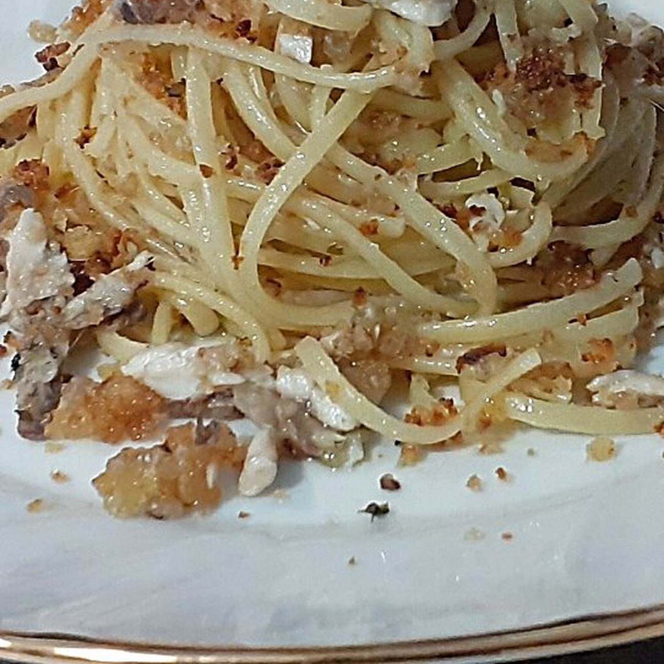 Pasta con alici fresche e mollica