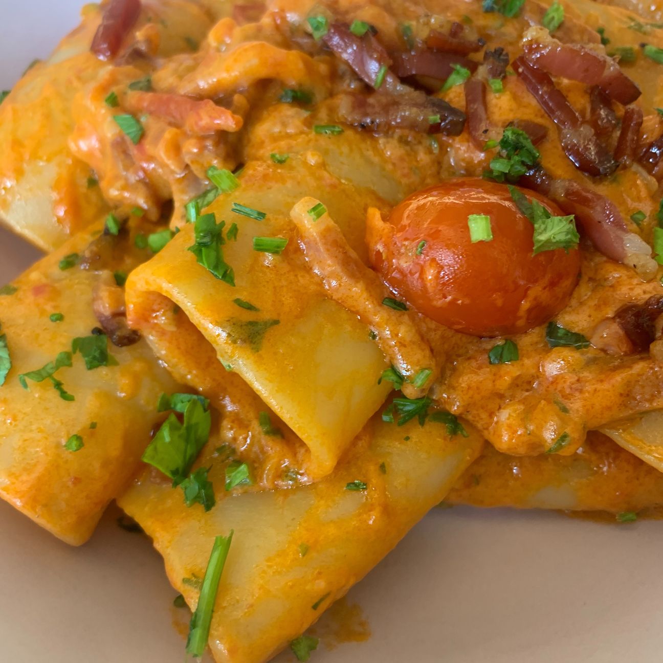 Paccheri cremosi con speck e datterini rossi