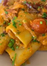 Ricetta Paccheri cremosi con speck e datterini rossi