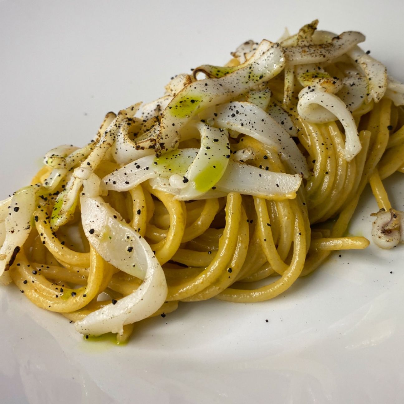Spaghetto al fegato di seppia, burro acido e seppia bruciata