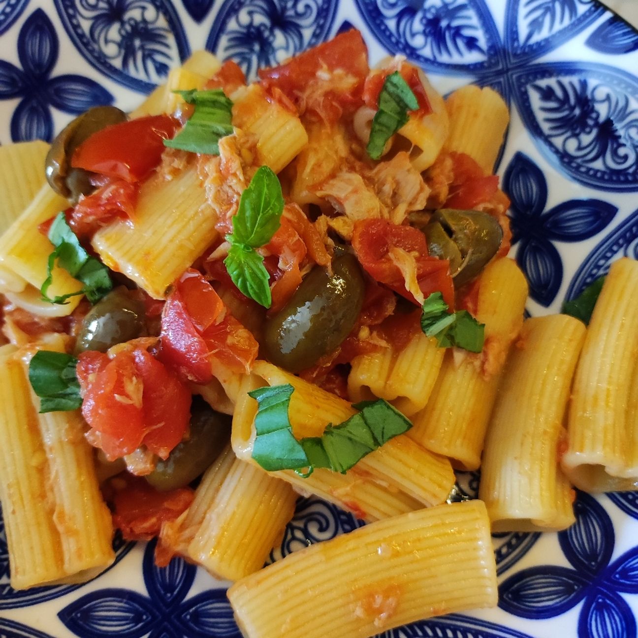 Rigacuore al pomodoro fresco con tonno e olive