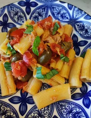 Ricetta Rigacuore al pomodoro fresco con tonno e olive di francesca.mangone